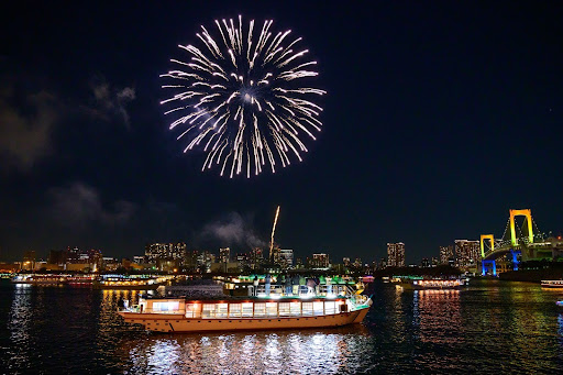 乗合屋形船と貸切屋形船の使い分け